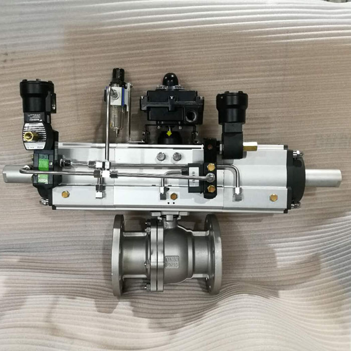 Las válvulas de bola flotante tipo CF8 con bridas y actuador neumático de tres secciones e interruptor de límite.